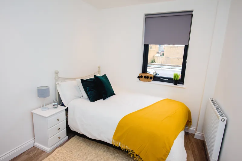 Flat F, 25 Lister Gate - Luxury 3 Bed City Centre Apartment - Thumbnail 3